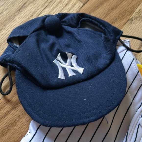 Build-A-Bear NY Yankees Uniform with Accessories - Picture 9 of 14